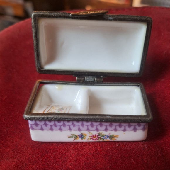 Charming Vintage Hand Painted Porcelain Art Trinket Box - Picture 7 of 8